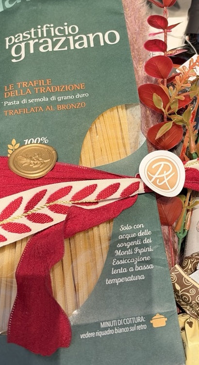Italienische Pasta mit Geschenkdekoration